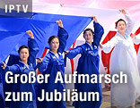 Nordkoreanische Frauen mit großer Fahne