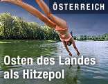 Frau springt in einen See