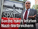 Efraim Zuroff vor Plakat