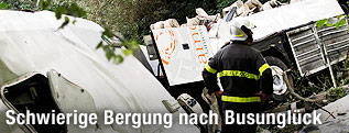 Feuerwehrmann vor dem Buswrack