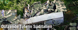 Buswrack und Feuerwehrm&auml;nner