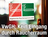 Raucher- und Nichtraucher-Zeichen auf einer T&uuml;r