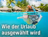 Palmenstrand und Schnorchlerin im Wasser