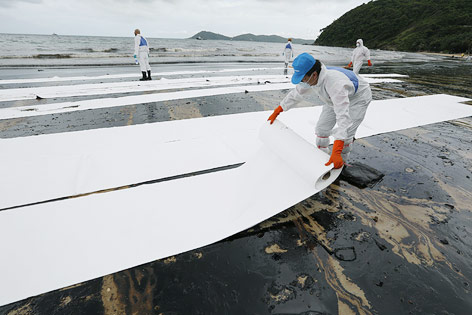 © APA/EPA/Narong Sangnak Säuberungsarbeiten am Strand