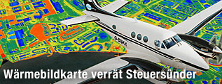 Flugzeug über einer Wärmebildkarte einer Stadt