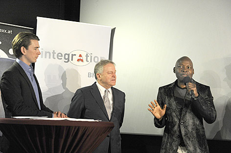 © APA/Herbert Pfarrhofer Staatssekretär Sebastian Kurz, ÖFB-Präsident Leo Windtner und Fußballer George Alaba bei einer Pressekonferenz