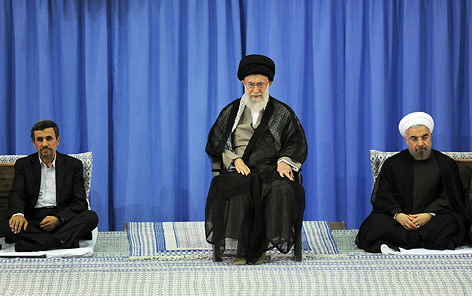 © APA/AP/Office of the Iranian Supreme Leader Neuer iranischer Präsident Hassan Rouhani, geistliches Oberhaupt Ajatollah Ali Chamenei und Mahmud Ahmadinedschad