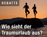 Zwei Menschen stehen auf einem Stein im Wasser in einer Tai-Chi-Pose