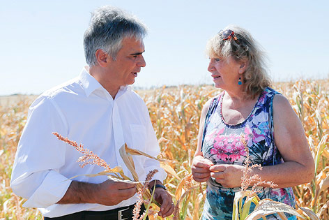 © APA/BKA/Hans Hofer Bundeskanzler Werner Faymann (SPÖ) unterhält sich mit einer Frau in einem Maisfeld
