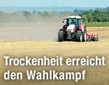 Traktor beim Umpflügen eines dürren Ackers