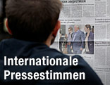 Mann liest in Zeitung einen Snowden-Artikel
