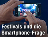 Mit Smartphone wird Konzert gefilmt