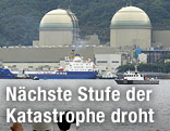 Schiffe vor dem beschädigten Kraftwerk von Fukushima