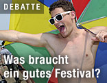 Mann mit nacktem Oberkörper auf Musikfestival