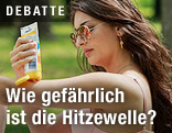 Frau trägt Sonnencreme auf