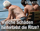 Mann sitzt auf Parkbank im Wasser