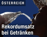 Frau trinkt aus Wasserflasche