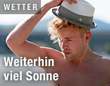 Junger Mann mit Hut