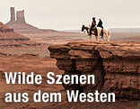 Szene aus dem Film "Lone Ranger" zeigt zwei Reiter in einer Western-Landschaft