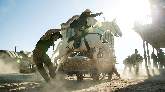 © Disney Enterprises, Inc. and Jerry Bruckheimer Inc. Szene aus dem Film "Lone Ranger" mit einem schießenden Armie Hammer auf einem springenden Pferd