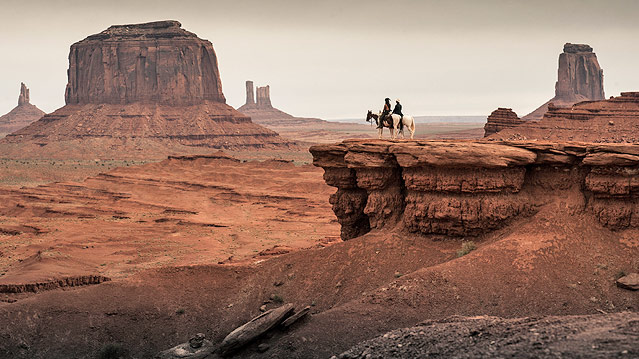 © Disney Enterprises, Inc. and Jerry Bruckheimer Inc. Szene aus dem Film "Lone Ranger" zeigt zwei Reiter in einer Western-Landschaft