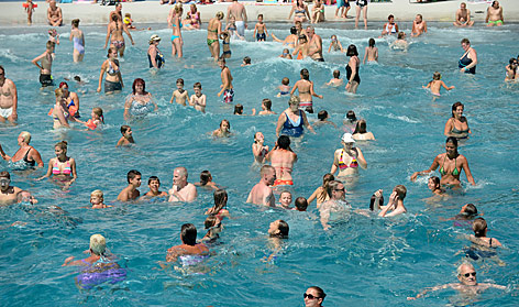 © APA/Roland Schlager Menschen im Freibad
