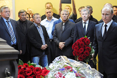 Russlands Präsident Vladimir Putin legt rote Rosen nieder