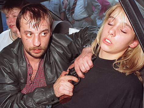 © AP/Margret Pfeil Dieter Degowski bedroht die Geisel Silke Bischoff mit einem Revolver