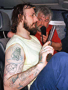 © picturedesk.com/dpa/Thomas Wattenberg Der bewaffnete Geiselnehmer Hans-Jürgen Rösner gibt einem Journalisten mit Mikrofon in einem Auto ein Interview