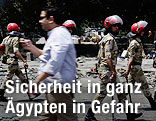 Soldaten und Zivilist in Kairo