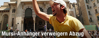 Demonstant vor Moschee in Kairo