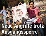 Mann verbrennt ein "Mursi"-Plakat