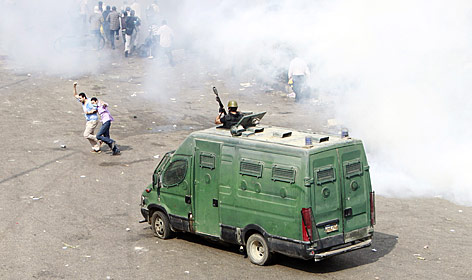 © Reuters/Amr Dalsh Polizei setzt Tränengas bei der Räumung des Camps ein