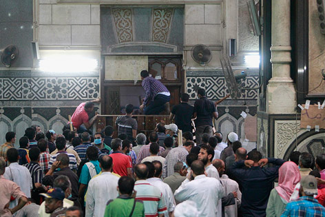© Reuters/Mohamed Abd El Ghany Islamisten versperren Eingänge der Moschee