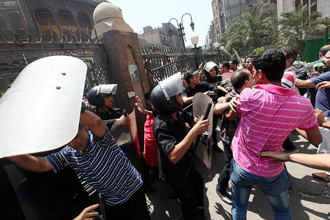 Sicherheitskräfte vor der Fateh-Moschee in Kairo