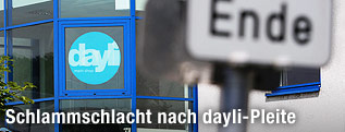 Verkehrsschild mit der Aufschrift "Ende" vor einer dayli-Filiale