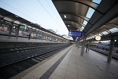 © APA/dpa/Fredrik von Erichsen Menschenleere Bahnsteige am Mainzer Bahnhof