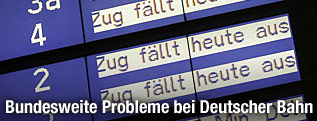 Digitale Infotafel zeigt Zugsausfälle an