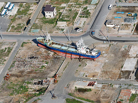 © Reuters/Issei Kato Wrack des gestrandeten Schiffs "Kyotoku Maru" an einer Straßenkreuzung