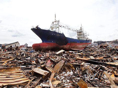 © Reuters/Kim Kyung-Hoon Zerstörung rund um das Wrack der "Kyotoku Maru" in Kesennuma