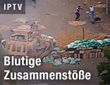 Panzer überrollt Straßenblockade