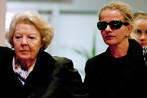 © Reuters/Neil Hall Prinzessin Beatrix und Frisos Frau Mabel in Londoner Wellington Hospital