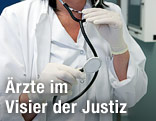 &Auml;rztin mit Stetoskop