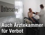 Blick in ein Untersuchungszimmer, in dem ein Arzt einen Patienten den Blutdruck misst