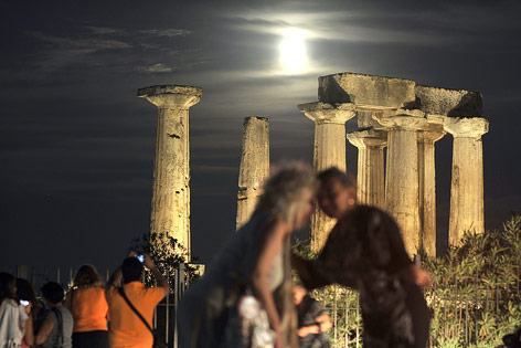 © AP/Vasilis Psomas Beleuchteter Apollo-Tempel bei Vollmond