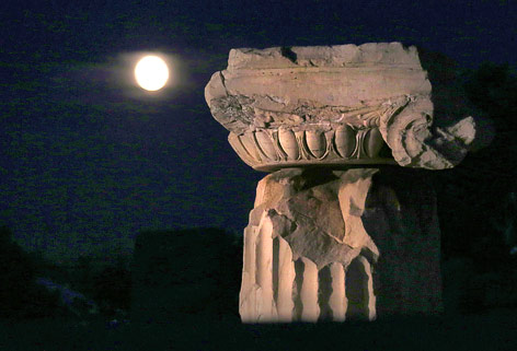 © AP/Vasilis Psomas Beleuchtete Elefsina-Säule bei Vollmond