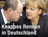 Deutsche Kanzlerin Merkel unterhält sich mit SPD-Kandidat Steinbrück