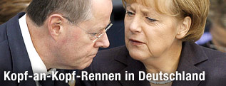 Deutsche Kanzlerin Merkel unterh&auml;lt sich mit SPD-Kandidat Steinbr&uuml;ck