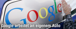 Google-Logo auf Autoscheibe