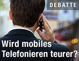 Telefonierender Mann